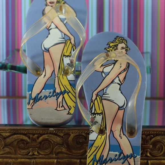 Marilyn Monroe Flip Flops - Picture 7 of 7